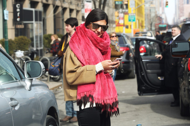 new-york-street-style-fashion-week-look-giovanna-battaglia-sciarpa-rosa_hg_temp2_m_full_l
