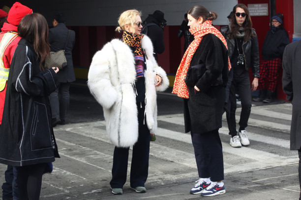 new-york-street-style-fashion-week-look-pelliccia-bianco_hg_temp2_m_full_l
