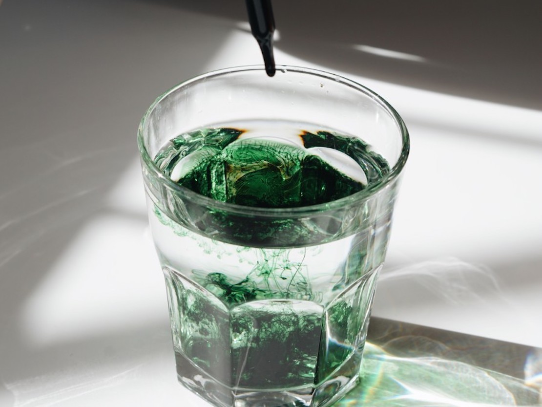 Стакан с зеленой водой. Вода с хлорофиллом. Зеленая жидкость хлорофилл. Зеленая вода хлорофилл. Хлорофилл жидкий в стакане.